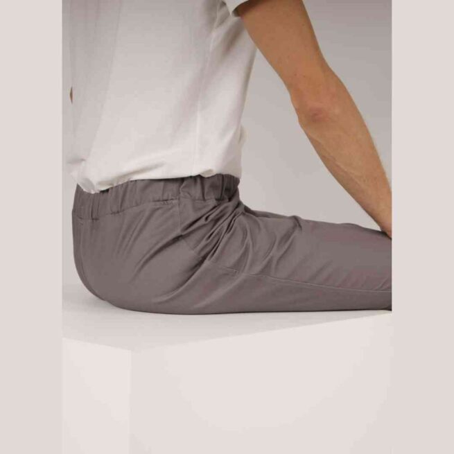 Man wearing rip resistance trousers in grey - sitting