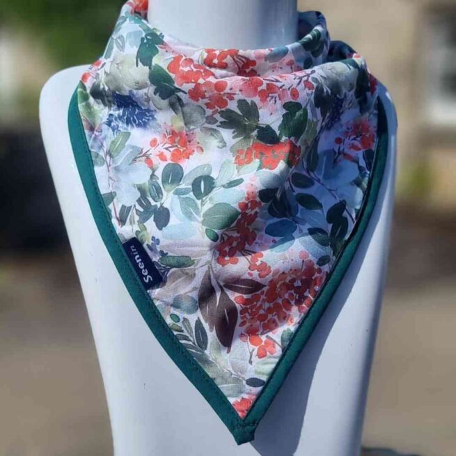 Print kerchief in berry green print